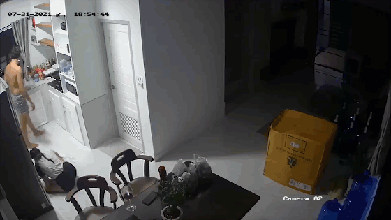 Chớp sáng chói lòa, vụ nổ thổi bay cặp đôi đang nấu ăn