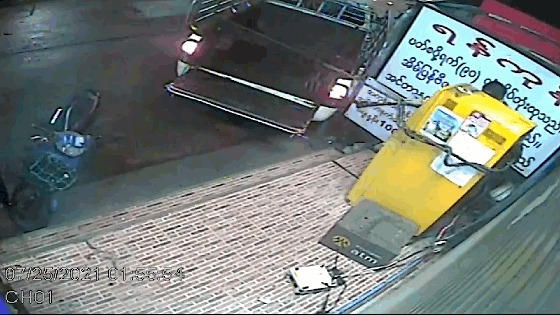 Kéo sập ATM, nhóm trộm vẫn buộc phải lên xe tháo chạy