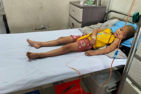 Bị ung thư hành hạ, bé gái 5 tuổi vẫn nén đau lau nước mắt cho mẹ