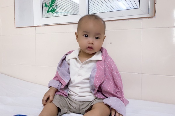 Bé Nguyễn Văn Tuấn Anh được giúp hơn 70 triệu đồng chữa ung thư võng mạc