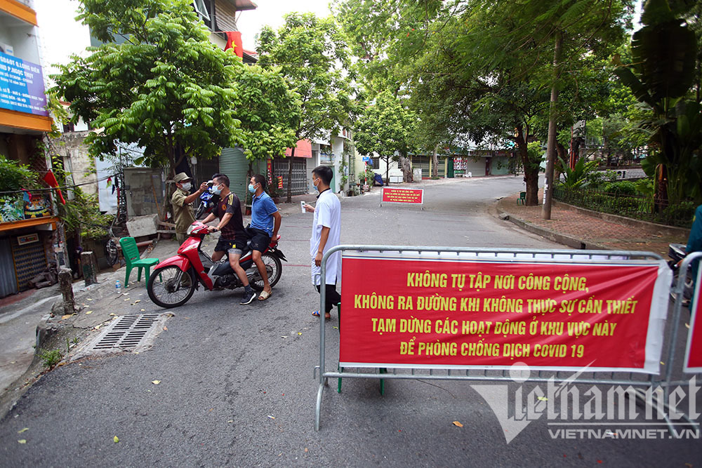 Hà Nội yêu cầu người đi đường xuất trình thêm lịch trực, lịch làm việc