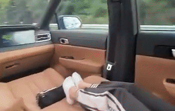 Tài xê ngả ghế ra nằm, để mặc chiếc ô tô tự lái trên đường