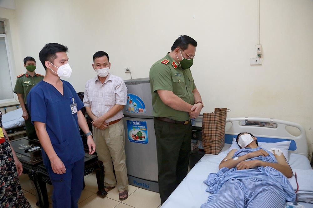 GĐ Công an Hà Nội Nguyễn Hải Trung thăm cán bộ trực chốt bị shipper tông chấn thương
