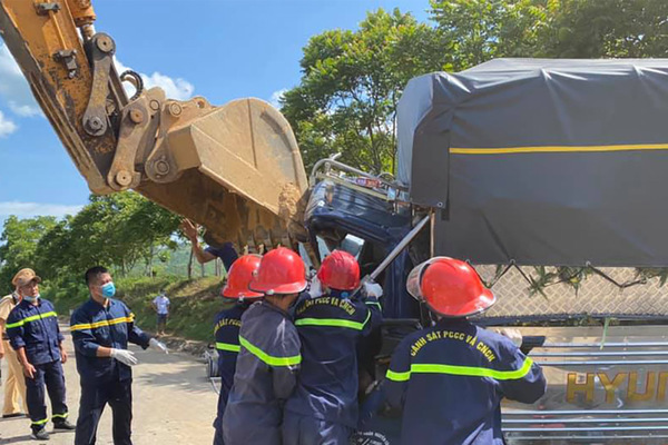 Dùng máy xúc giật cabin, đưa thi thể tài xế mắc kẹt sau tai nạn ra ngoài