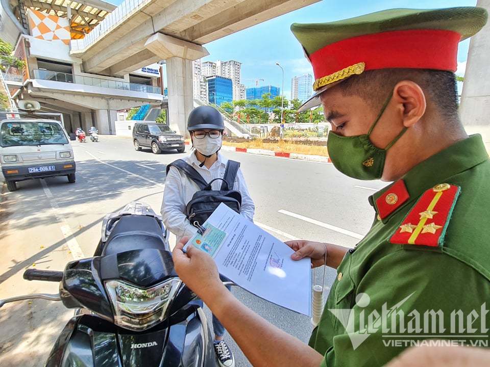 Hà Nội yêu cầu người đi đường xuất trình thêm lịch trực, lịch làm việc