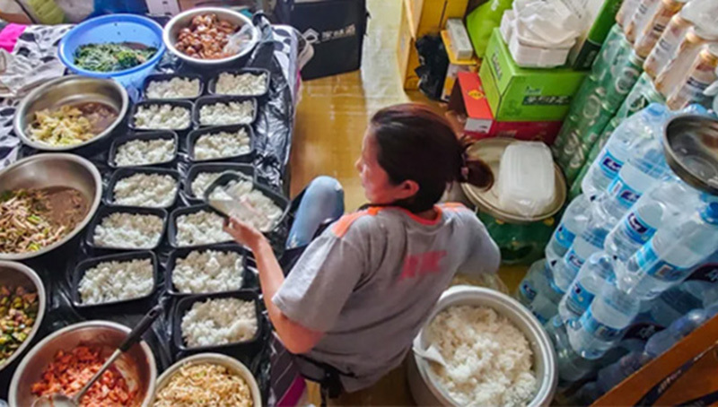 Điều kỳ diệu ở căn nhà của người phụ nữ nuôi chồng bị liệt suốt 11 năm