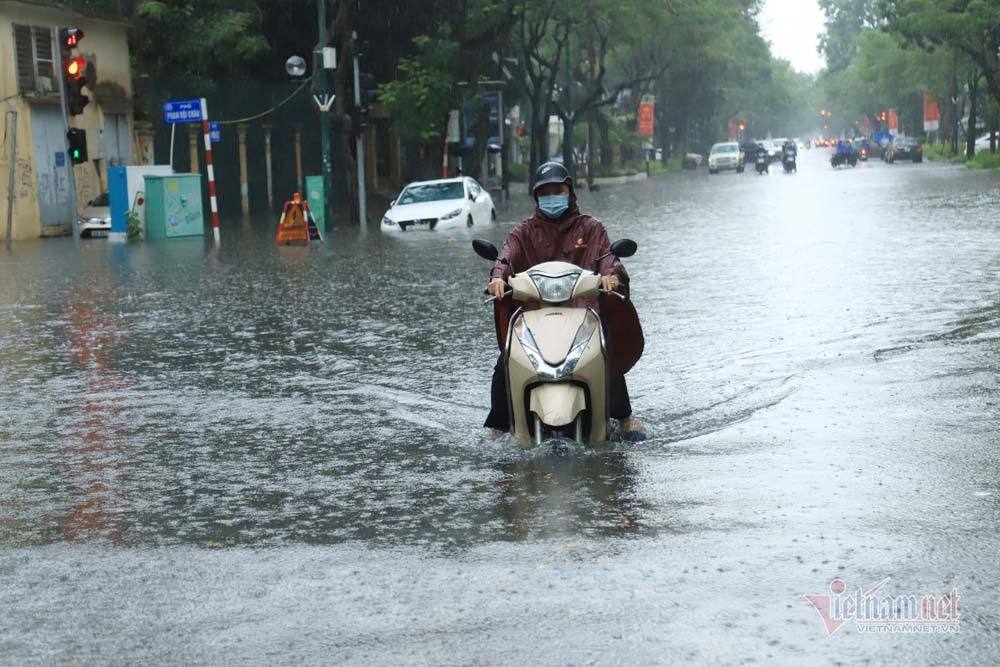 Dự báo thời tiết 9/8: Hà Nội hạ nhiệt, mưa rào và giông vào chiều tối