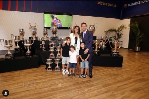 Vợ Messi gửi thông điệp mạnh mẽ đến chồng giữa biến rời Barca