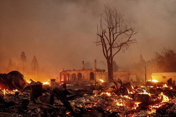 Nhiều thị trấn tại California, Mỹ chịu cảnh hoang tàn do cháy rừng