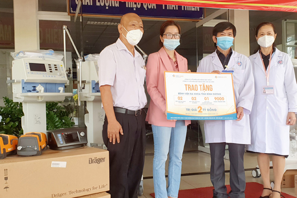 Bất động sản Cen Sài Gòn tặng Bệnh viện Bình Dương 5 máy thở