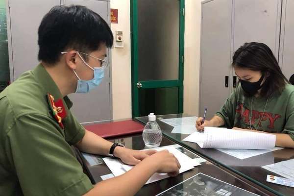 Phạt 12,5 triệu cô gái khoe cầm thẻ của bố đi chơi phố mùa dịch