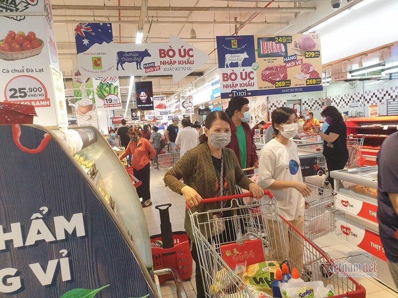 TP.HCM cho phép nhân viên các siêu thị, cửa hàng ra đường sau 18h