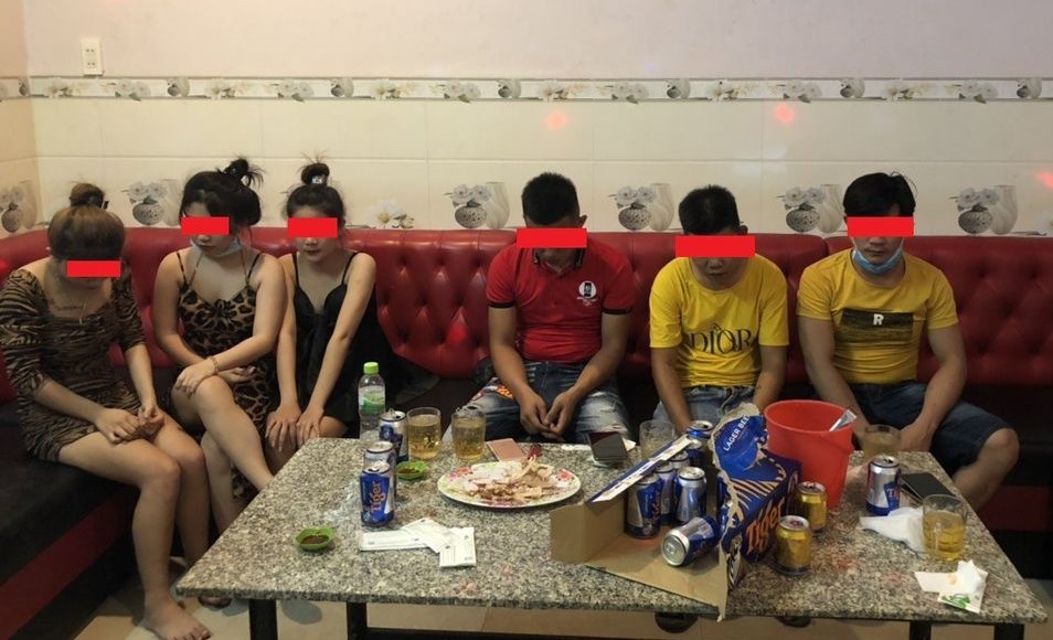 Hát karaoke giữa mùa dịch, 8 người bị phạt gần 120 triệu