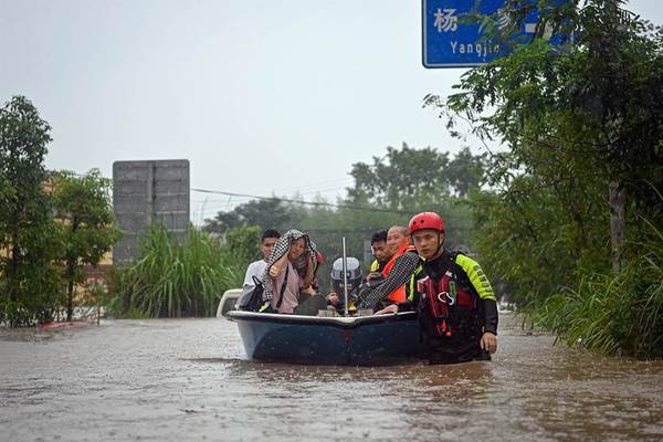 Trung Quốc sơ tán hàng chục nghìn người vì mưa lũ