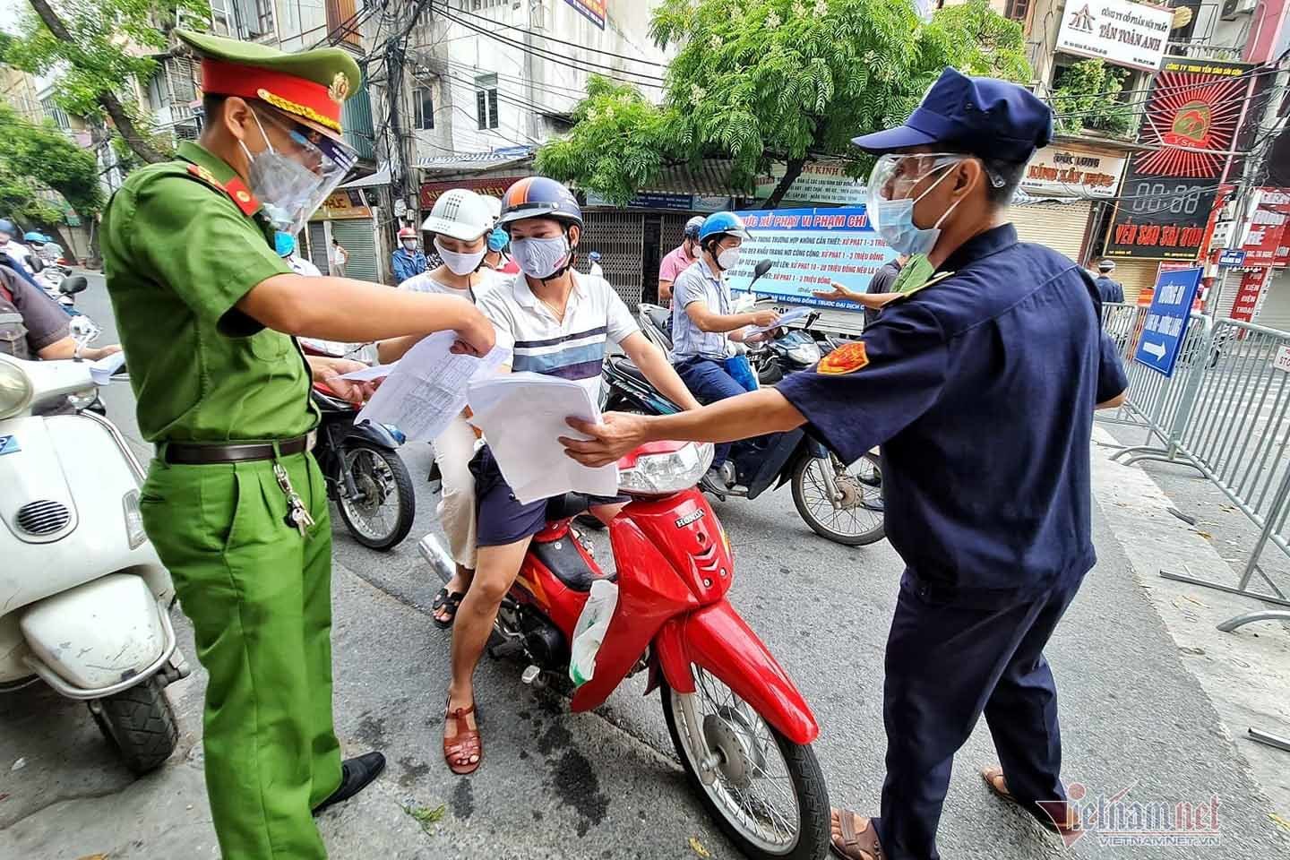 Hà Nội sẽ điều chỉnh việc kiểm tra giấy đi đường cho phù hợp