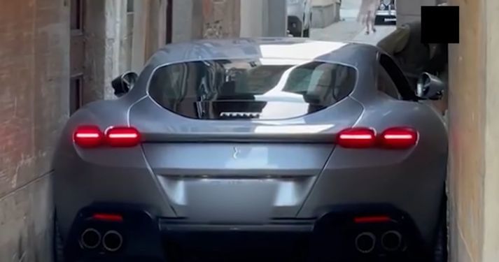 Mắc kẹt trong ngõ, siêu xe Ferrari rơi vào cảnh “tiến thoái lưỡng nan”