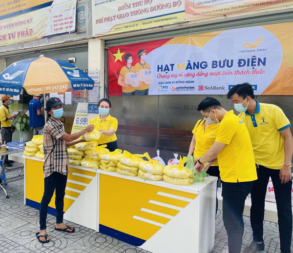 ‘Nam A Bank tặng hàng ngàn phần quà cho người dân vùng dịch