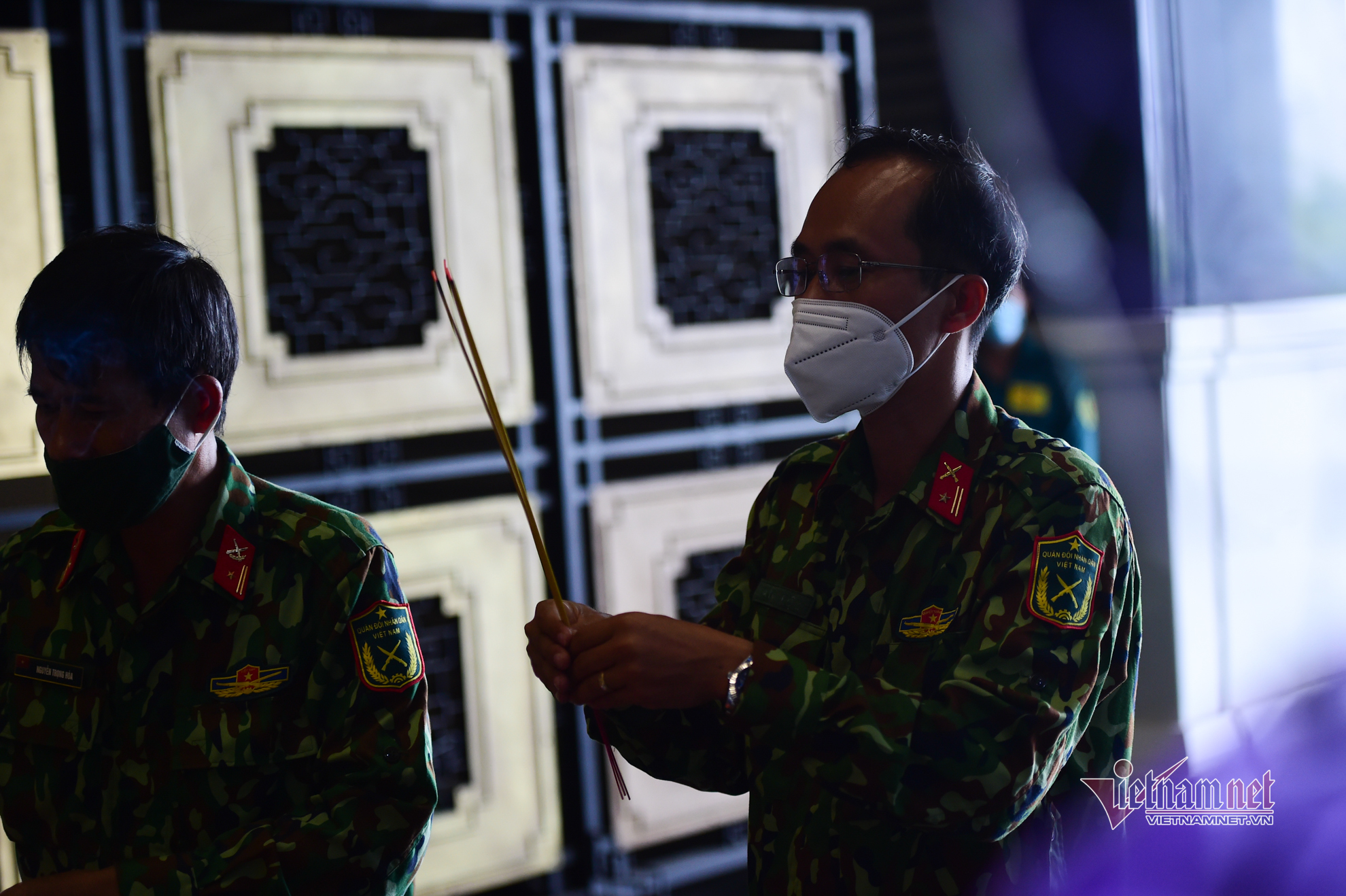 Tro cốt của mẹ qua đời vì Covid-19 về với gia đình: Con quỳ sụp từ xa