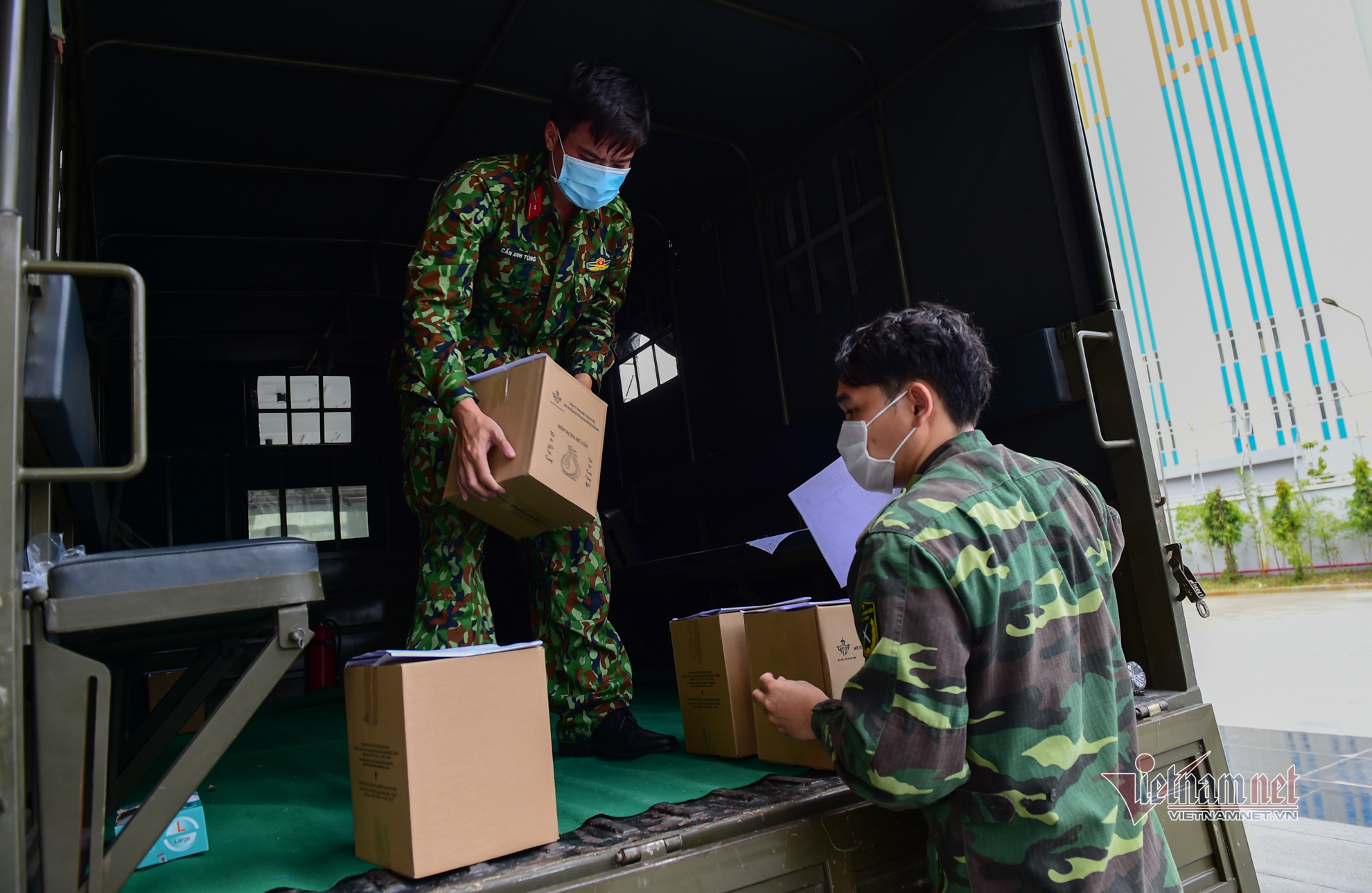 Tro cốt của mẹ qua đời vì Covid-19 về với gia đình: Con quỳ sụp từ xa