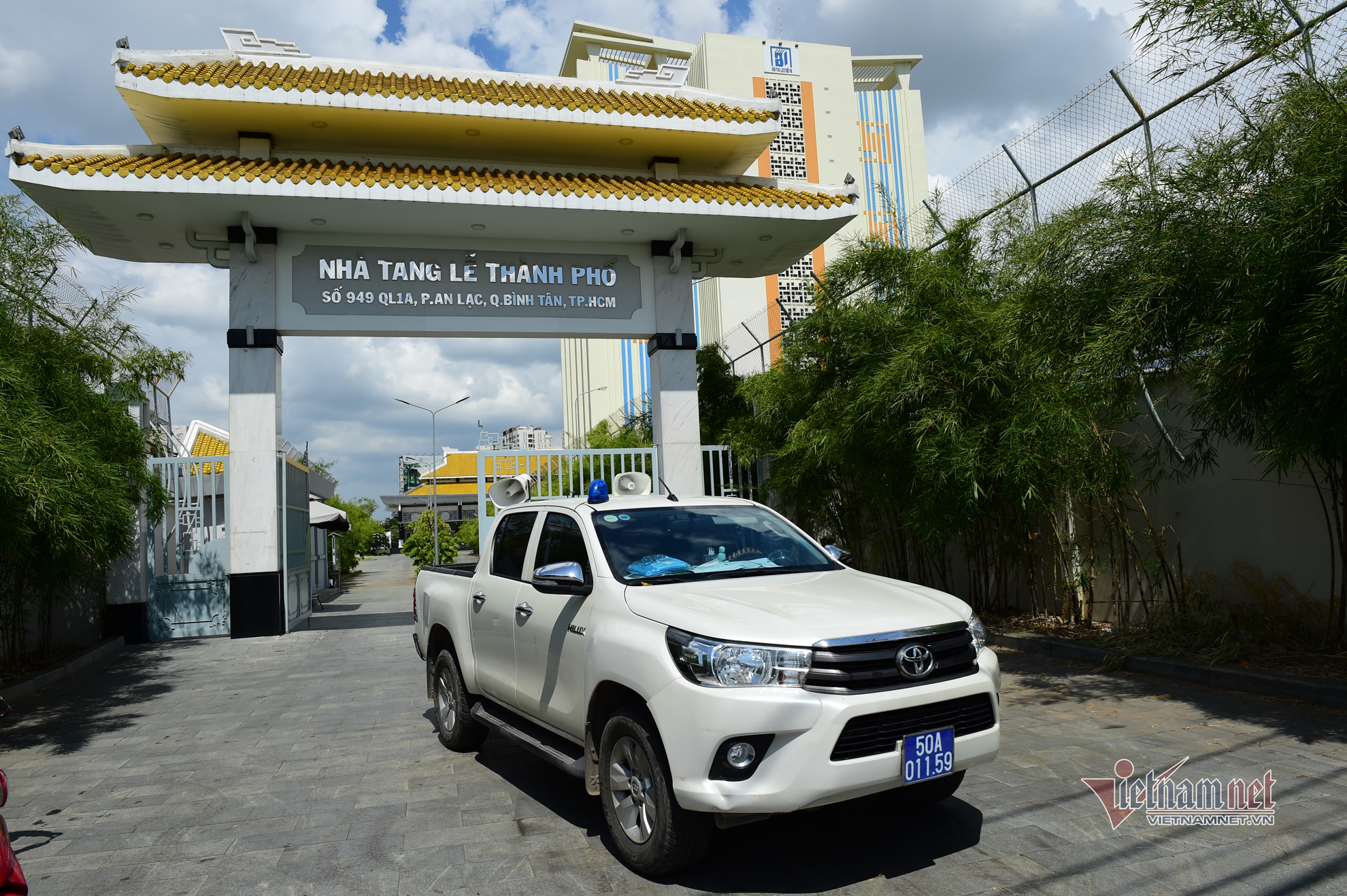 Tro cốt của mẹ qua đời vì Covid-19 về với gia đình: Con quỳ sụp từ xa