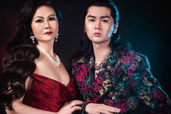 Siêu mẫu Đình Quyền rực rỡ bên mẹ