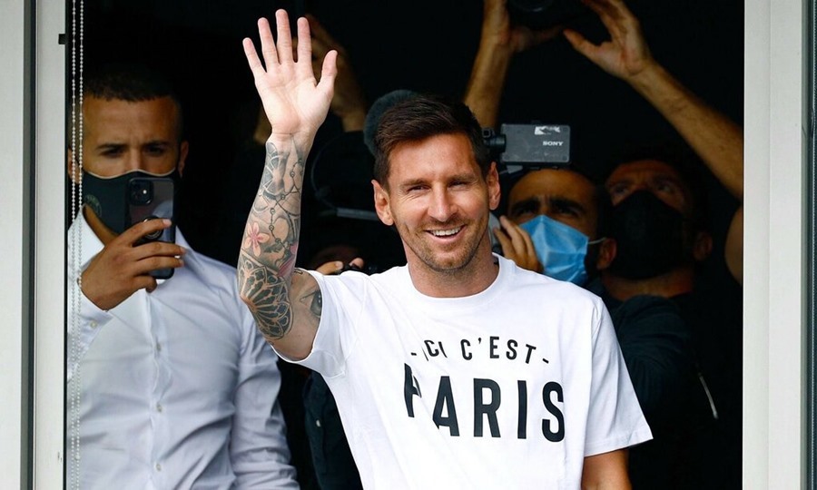 Fan PSG cuồng nhiệt chào đón Messi ở sân bay