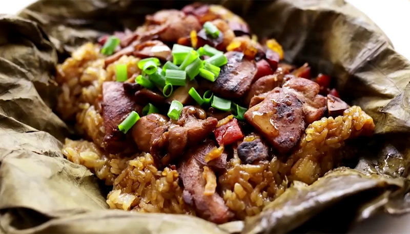 Cách làm xôi gà lá sen cho bữa sáng