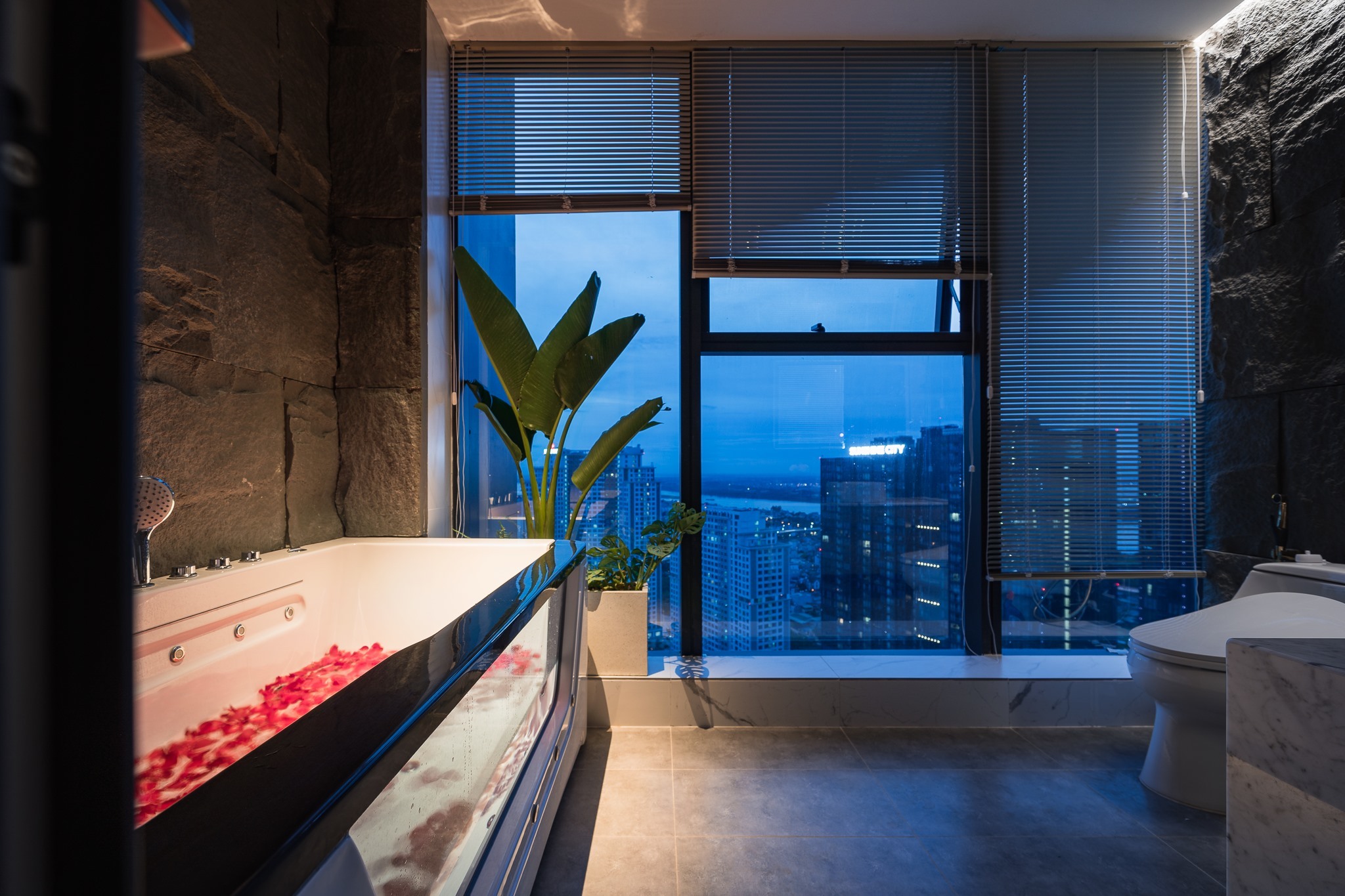 Căn hộ Duplex 210m2, phòng tắm vew toàn thành phố như khách sạn 5 sao