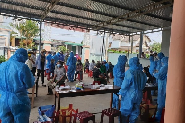 Để xảy ra chùm ca bệnh từ tiệc sinh nhật, chủ tịch xã ở Đắk Lắk bị tạm đình chỉ