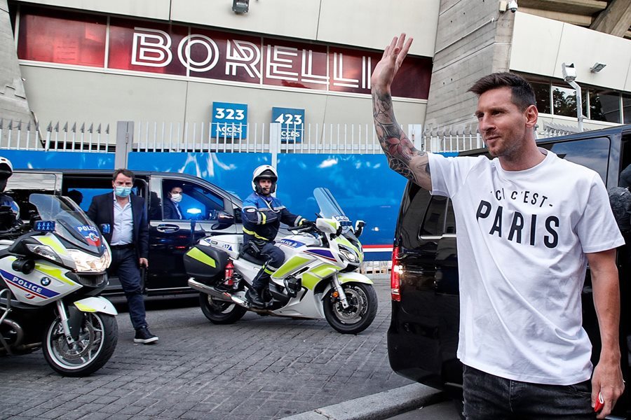 Fan PSG hò hét, chờ 5 tiếng chào đón Messi