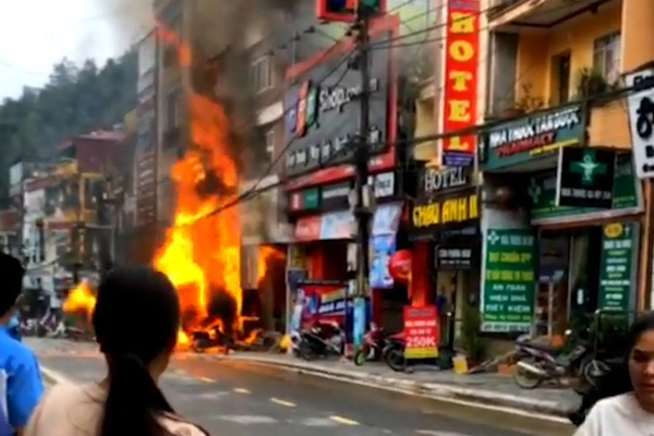 Cửa hàng gas bốc cháy, phát nhiều tiếng nổ liên tục ở Lào Cai