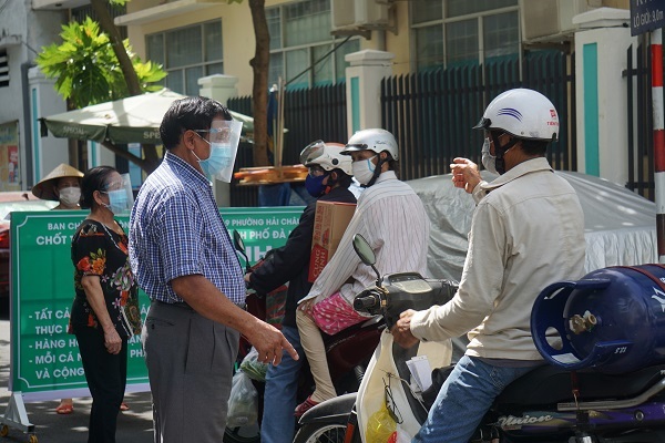 Dân Đà Nẵng thay nhau trực chốt, ngăn người lạ vào ‘vùng xanh’