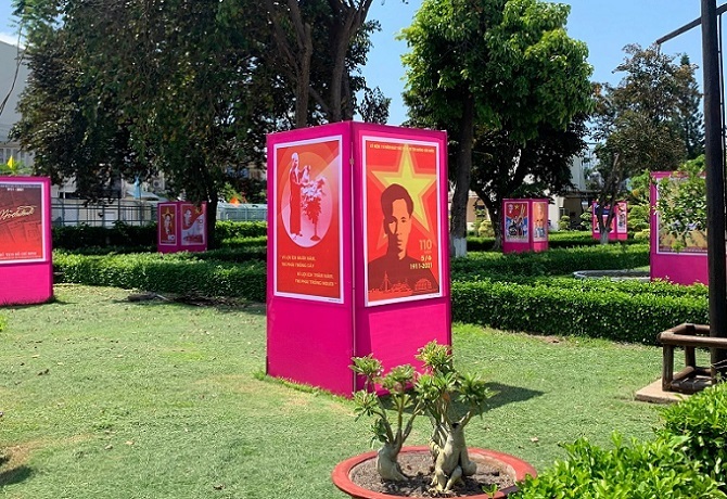 Triển lãm tranh cổ động kỷ niệm 110 năm Ngày Bác Hồ tìm đường cứu nước