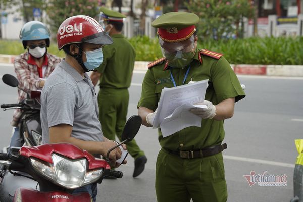 Huyện Đông Anh vẫn yêu cầu giấy đi đường kèm lịch trực, lịch làm việc