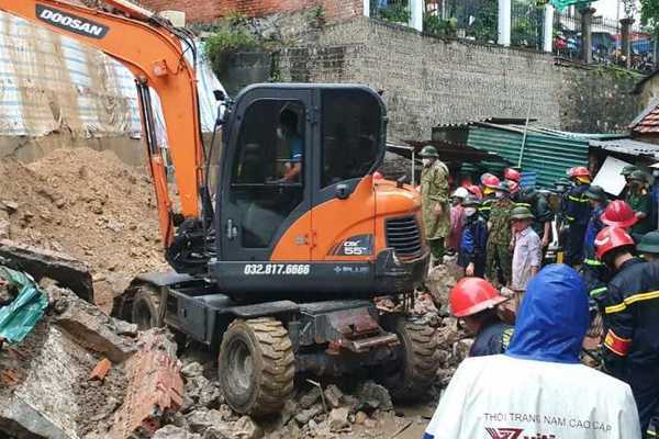 Lở đất vùi lấp nhóm công nhân đang ngủ ở Quảng Ninh, 3 người tử vong