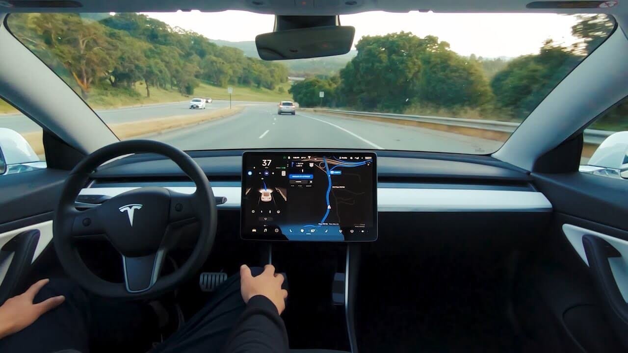 Autopilot trên xe Tesla có phải là tự lái hoàn toàn?