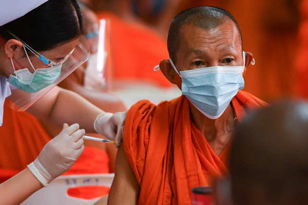 Thái Lan cuốn sâu vào vòng xoáy Covid-19, Pfizer, Moderna tăng giá vắc xin