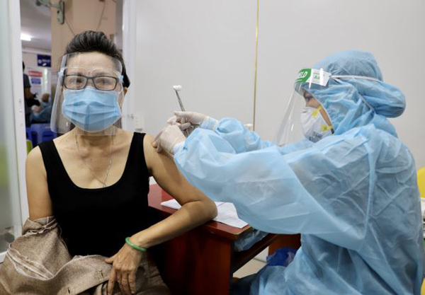 Deputy PM insists on vaccine priority for HCM City