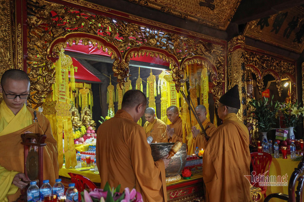 Phật tử đồng tâm tụng kinh Dược sư, cầu Quốc thái Dân an, cầu siêu cho người tử vong do Covid-19