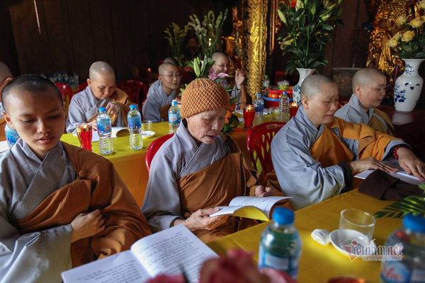 Phật tử đồng tâm tụng kinh Dược sư, cầu Quốc thái Dân an, cầu siêu cho người tử vong do Covid-19