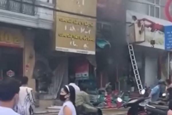 Video: 2 bé gái thoát chết gang tấc vụ cháy cửa hàng gas ở Sa Pa