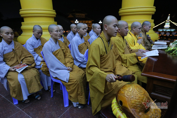 Phật tử đồng tâm tụng kinh Dược sư, cầu Quốc thái Dân an, cầu siêu cho người tử vong do Covid-19
