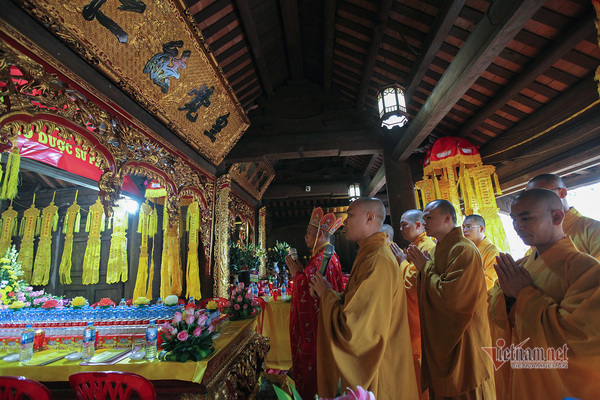Phật tử đồng tâm tụng kinh Dược sư, cầu Quốc thái Dân an, cầu siêu cho người tử vong do Covid-19