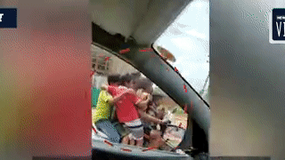 Chở 7 đứa trẻ trên xe máy, nam thanh niên khiến ai nấy kinh ngạc
