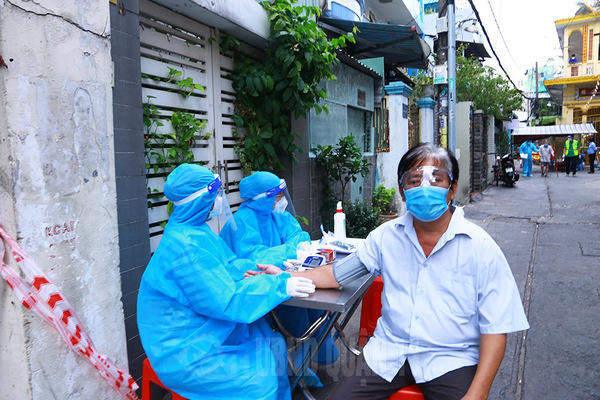 Covid-19 vaccinations at home in HCMC’s red and orange zones