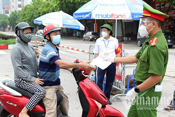 Hà Nội bác tin 'không cho người dân di chuyển trong 7 ngày'
