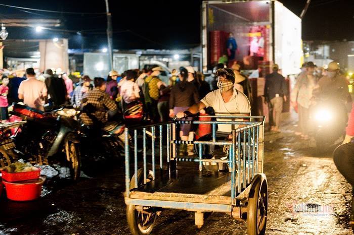 Bình yên ở vùng xanh, cảng cá lớn nhất TT-Huế tấp nập giữa mùa dịch