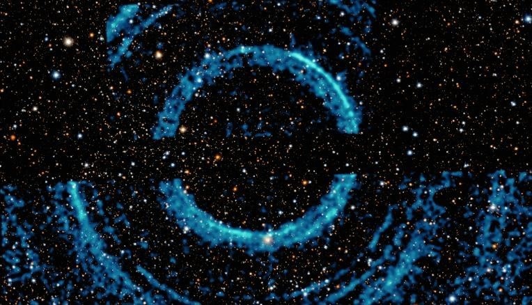 Phát hiện các vòng phát sáng kỳ lạ gần một hố đen vũ trụ