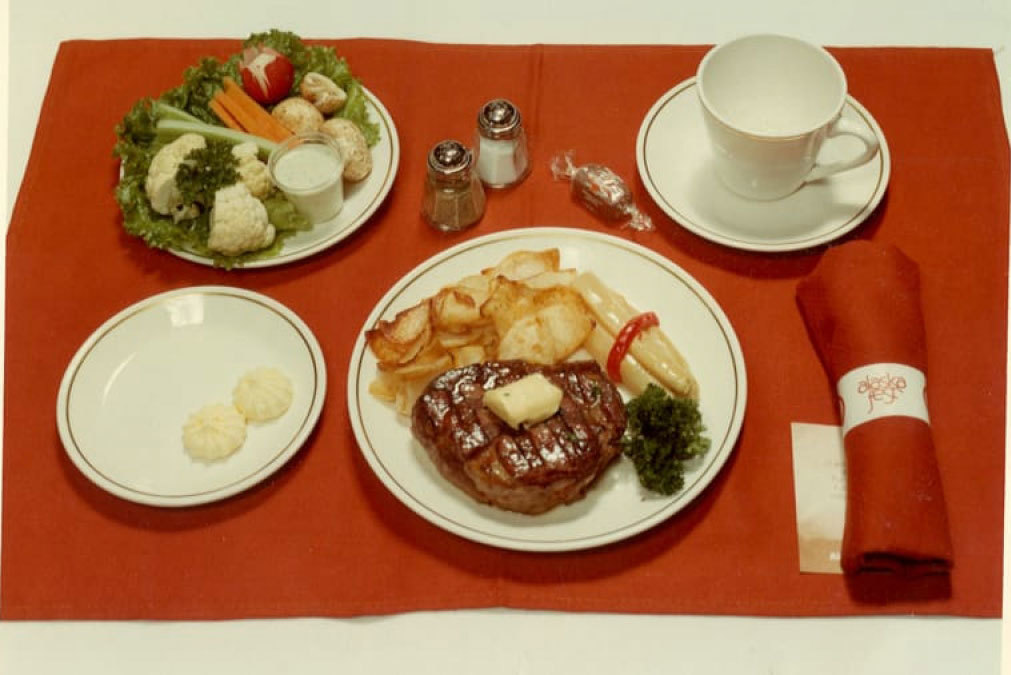 Những bữa ăn trên máy bay từng thịnh soạn đến mức nào?