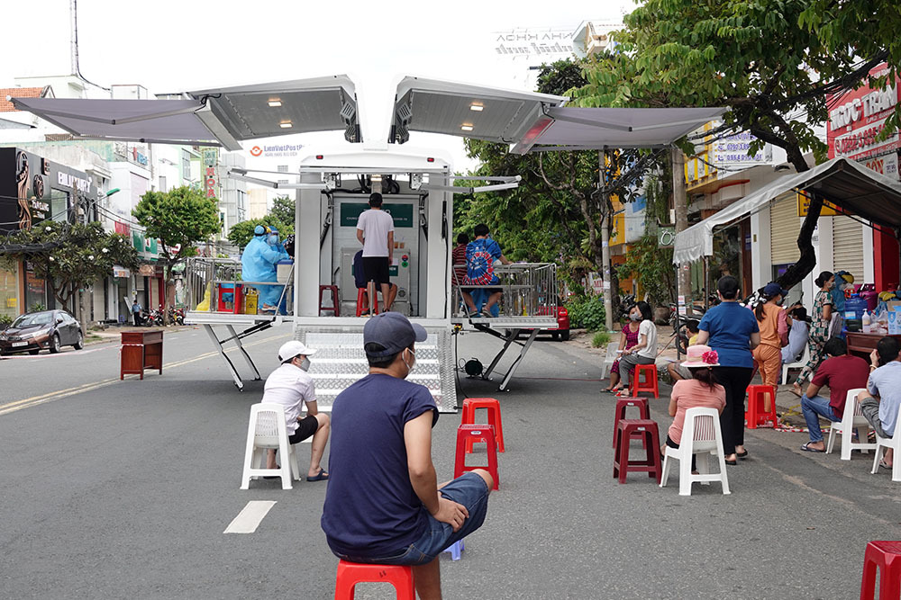 Vắc xin còn ăn đong sao có tỉnh lại ‘bình chân như vại’?